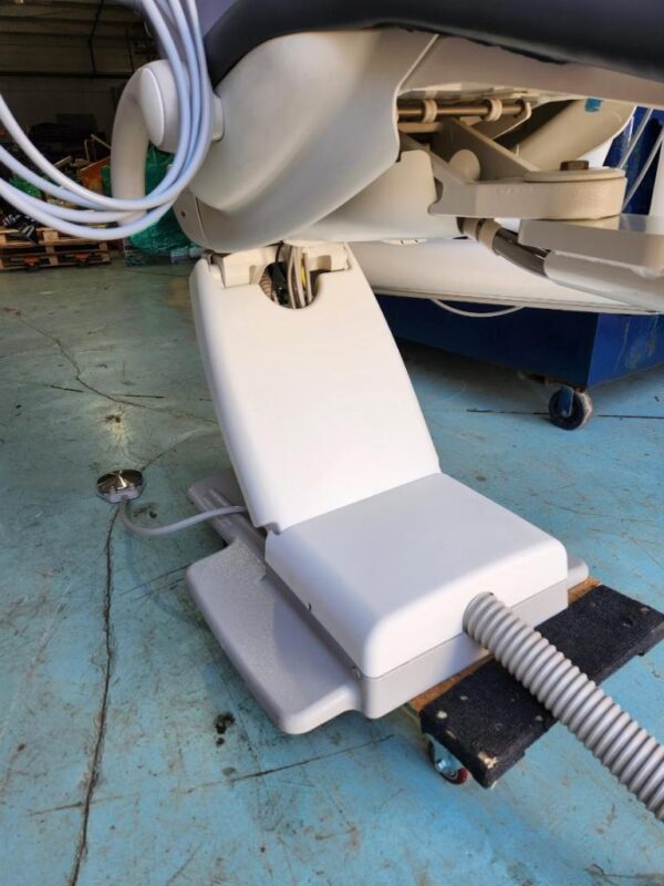 Adec 511 Dental chair with adec 532 delivery System, LED, and assistant arm